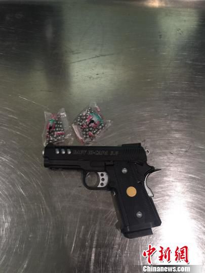 圖為查獲的空氣動力槍和鋼珠彈?！＄娦馈z