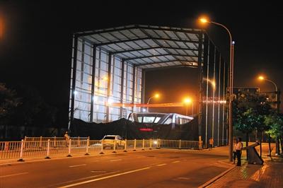 昨日夜間，河北北戴河，“巴鐵”1號試驗(yàn)地，工作人員正在對車體進(jìn)行施工檢修。