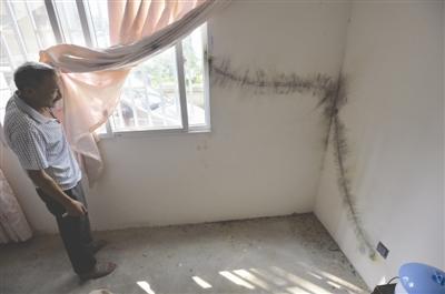 村民家中電視機(jī)的天線被閃電擊中，貼在墻上的線被燒毀