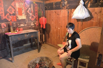 邱巧媚經(jīng)常一個(gè)人坐在屋里發(fā)呆。本版圖片京華時(shí)報(bào)記者 韓林君 攝