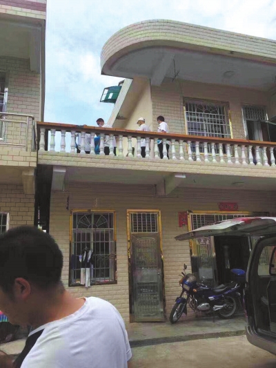 警方在嫌疑人鄰居家二樓露臺上發(fā)現(xiàn)女孩尸體。 家屬供圖