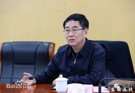 通報指出，張洪寶眼看著幾年前還不知名的個體老板搖身一變成為大企業(yè)家，心里既艷羨又發(fā)酸，滋生了“我為他們贏得了好的發(fā)展機遇，收些款物就權當是對我這些年辛勤工作的一種補償”的念頭。于是他開始熱衷于與身邊的企業(yè)老板拉拉扯扯、勾肩搭背，剛開始只是幾頓飯、幾張卡，日積月累，越陷越深，不給錢不辦事，給了錢才辦事，在東麗人稱