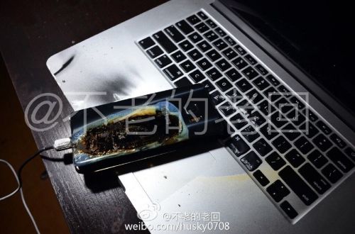 根據(jù)圖片來看，蘋果MacBook Pro筆記本觸控面板左邊部分被熏黑，而且該網(wǎng)友也提供了充電設(shè)備，就是三星Note 7原裝充電器。