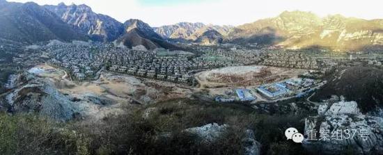河北淶水“青青小鎮(zhèn)”1-6期全景圖，上百棟別墅組成的別墅群依山而建。部分山體被炸平，準(zhǔn)備建起聯(lián)排雙拼別墅。    新京報(bào)記者 大路 攝