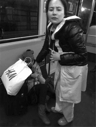 事發(fā)后，一名女乘客（左）受傷。