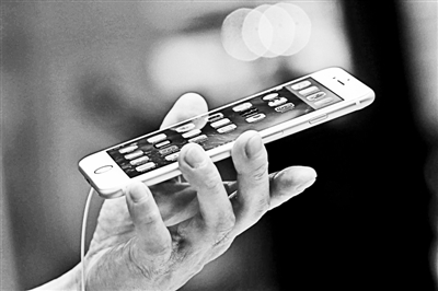 事實(shí)上，很多專業(yè)人士認(rèn)為蘋果回到美國(guó)生產(chǎn)不切實(shí)際的真正原因在于美國(guó)缺乏足夠的產(chǎn)業(yè)工人和配套產(chǎn)業(yè)鏈。一家風(fēng)險(xiǎn)投資公司的合伙人就表示：“目前美國(guó)在消費(fèi)電子產(chǎn)品領(lǐng)域已經(jīng)不具備供應(yīng)鏈。這種供應(yīng)鏈不僅僅指的是原材料和核心部件，而且還包括具有一定能力的熟練技術(shù)工人?！? complete=