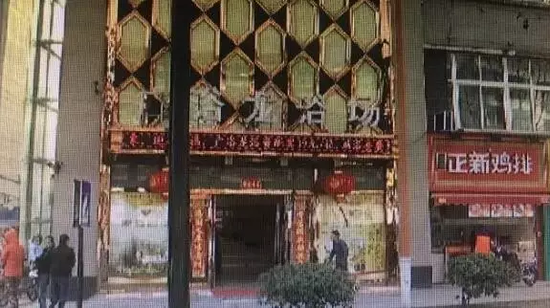 張阿姨說(shuō)，附近柜臺(tái)一名工作人員，說(shuō)什么也不讓她在這塊走廊哄孫女，幾句不和，雙方吵了起來(lái)。