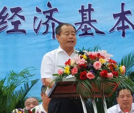 信發(fā)集團發(fā)展成為一家集發(fā)電、供熱、氧化鋁、電解鋁、碳素、燒堿、聚氯乙烯、電石、鋁深加工等產(chǎn)業(yè)于一體的現(xiàn)代化大型企業(yè)集團，位于山東聊城茌平縣。2016年10月，信發(fā)集團董事局主席張學信在接受山東商報采訪時表示，44年企業(yè)沒有一名員工離職。