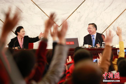 資料圖：2016年3月2日，全國(guó)政協(xié)十二屆四次會(huì)議新聞發(fā)布會(huì)在北京人民大會(huì)堂舉行，大會(huì)新聞發(fā)言人王國(guó)慶(右)回答中外記者提問。中新社記者 盛佳鵬 攝