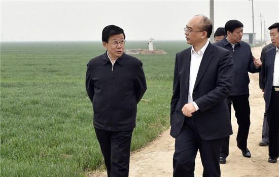 4月3日至4日，河北省委書記、省人大常委會主任趙克志，省委副書記、省政府黨組書記許勤在雄安新區(qū)調(diào)研。這是趙克志、許勤4日實地察看雄安新區(qū)核心區(qū)概貌。 圖片來源：河北新聞網(wǎng)