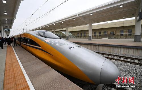 資料圖：2017年3月21日，新型CRH380AJ--0203動(dòng)車組列車“黃醫(yī)生”從蘭州西車站高速場(chǎng)上線，開始檢測(cè)寶蘭客專蘭州西站至東岔站間334公里高鐵行車設(shè)備，寶蘭客專（蘭州局管段）聯(lián)調(diào)聯(lián)試正式啟動(dòng)。楊艷敏 攝