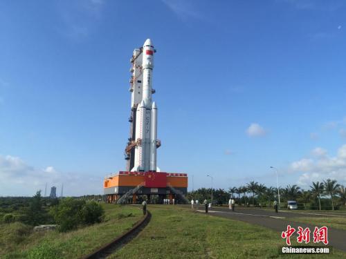 4月17日7時(shí)30分，承載著長(zhǎng)征七號(hào)遙二運(yùn)載火箭與天舟一號(hào)貨運(yùn)飛船組合體的活動(dòng)發(fā)射平臺(tái)，垂直轉(zhuǎn)運(yùn)至發(fā)射區(qū)，標(biāo)志著“天舟一號(hào)”飛行任務(wù)正式進(jìn)入發(fā)射階段。閆寧 攝