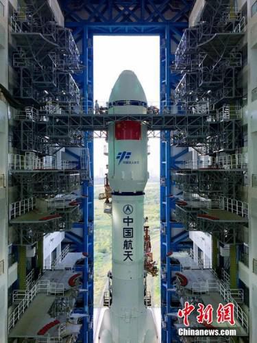 垂直轉(zhuǎn)運(yùn)的順利完成，標(biāo)志著“天舟一號(hào)”飛行任務(wù)正式進(jìn)入發(fā)射階段。張文軍 攝