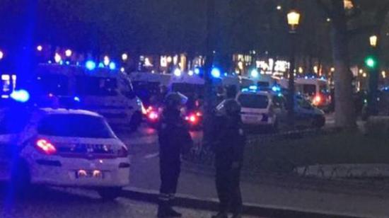 據(jù)英國廣播公司（BBC）消息，巴黎警方稱，巴黎中部發(fā)生槍擊事件，一名警察死亡，另一名受傷。