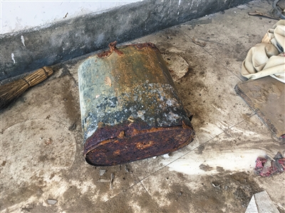 村民參與治理滲坑時使用過的鐵桶，已經(jīng)被嚴重腐蝕。
