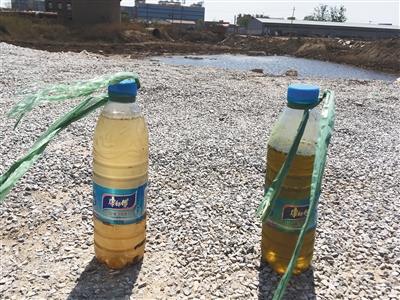 左側(cè)水樣取自化肥廠滲坑經(jīng)過治理的部分，顏色較淺；右側(cè)水樣取自同一滲坑未經(jīng)治理的部分，顏色更深。