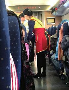 高鐵盒飯價格過高問題，近年來已成為社會熱點話題。高鐵盒飯價格緣何居高不下呢？究竟是盒飯企業(yè)壟斷化經(jīng)營，還是盒飯的成本高？這都需要高鐵相關(guān)部門公開透明，算出明細(xì)賬。