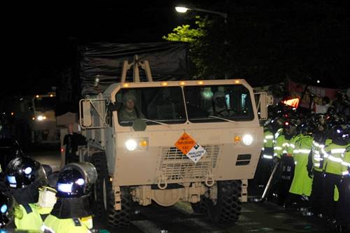 在1000多名警察的護(hù)衛(wèi)下，薩德系統(tǒng)被運(yùn)到星州的高爾夫球場(chǎng)圖據(jù)網(wǎng)絡(luò)