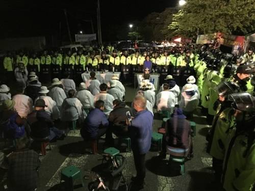 在把薩德搬運(yùn)到星州高爾夫球場(chǎng)過(guò)程中，當(dāng)?shù)鼐用窈途彀l(fā)生對(duì)抗沖突圖據(jù)網(wǎng)絡(luò)