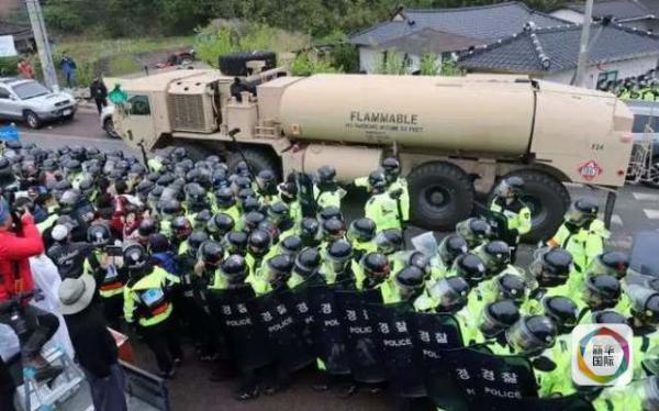 凌晨4時(shí)30分左右，駐韓美軍向“薩德”系統(tǒng)部署地星州高爾夫球場運(yùn)送“薩德”相關(guān)裝備。約有20多輛卡車和軍用拖車進(jìn)入星州高爾夫球場，其中裝有兩臺(tái)導(dǎo)彈發(fā)射架、X波段雷達(dá)及作戰(zhàn)指控中心等裝備。