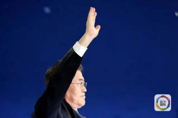 目前民調(diào)領(lǐng)先的共同民主黨候選人文在寅方面當(dāng)天上午表示，強(qiáng)行在星州部署“薩德”的做法“無視國民意愿和程序”，實(shí)際上切斷了下屆政府針對“薩德”相關(guān)政策的判斷余地。