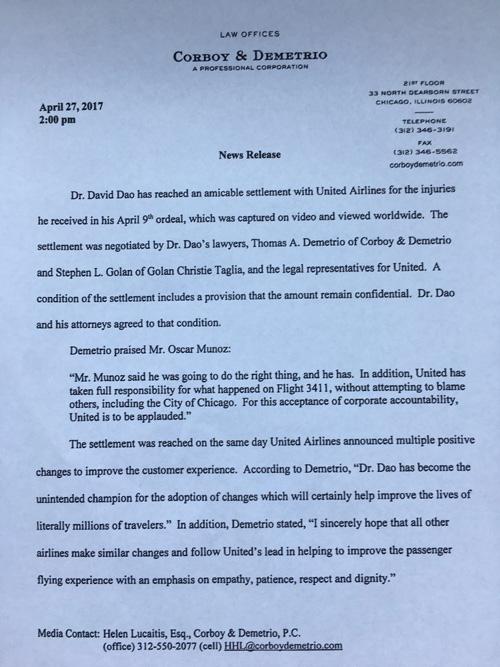 當(dāng)?shù)貢r間4月27日14點（北京時間28日凌晨3點），負(fù)責(zé)代理美聯(lián)航暴力拖拽乘客下飛機(jī)一案的律師德梅特里奧給包括央視記者在內(nèi)的媒體發(fā)來郵件，稱美聯(lián)航已與遭暴力拖拽下飛機(jī)的乘客David Dao達(dá)成和解協(xié)議。但作為條件之一，協(xié)議的具體內(nèi)容和涉及的金額保密。