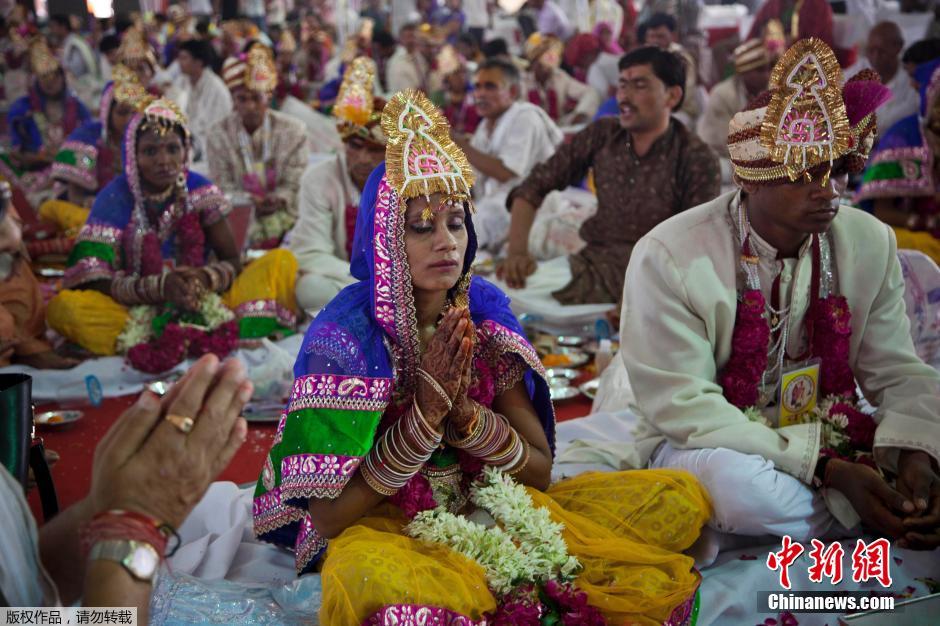 當?shù)貢r間2014年6月15日,印度新德里,印度政府為數(shù)百對貧困新人舉辦集體婚禮。