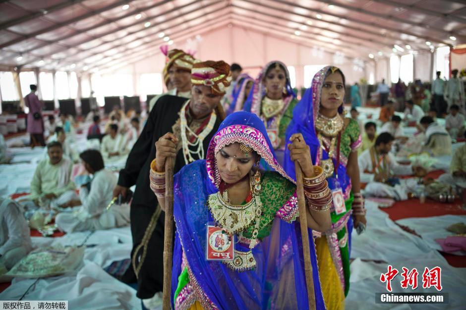 當?shù)貢r間2014年6月15日,印度新德里,印度政府為數(shù)百對貧困新人舉辦集體婚禮。