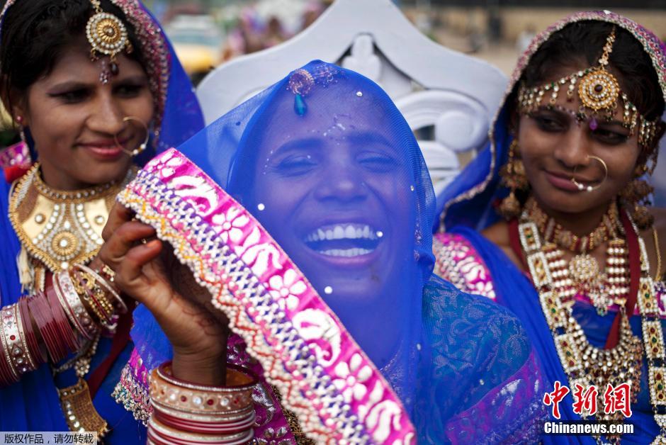 當?shù)貢r間2014年6月15日,印度新德里,印度政府為數(shù)百對貧困新人舉辦集體婚禮。