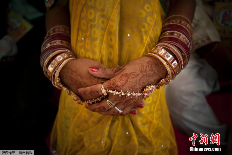 當?shù)貢r間2014年6月15日,印度新德里,印度政府為數(shù)百對貧困新人舉辦集體婚禮。