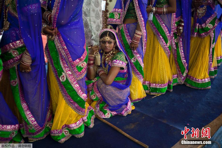 當?shù)貢r間2014年6月15日,印度新德里,印度政府為數(shù)百對貧困新人舉辦集體婚禮。