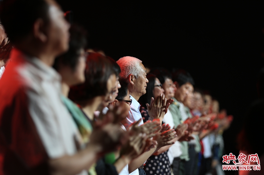 中央電視臺(tái)“時(shí)代楷?！卑l(fā)布廳，觀眾起立為“編外雷鋒團(tuán)”鼓掌。