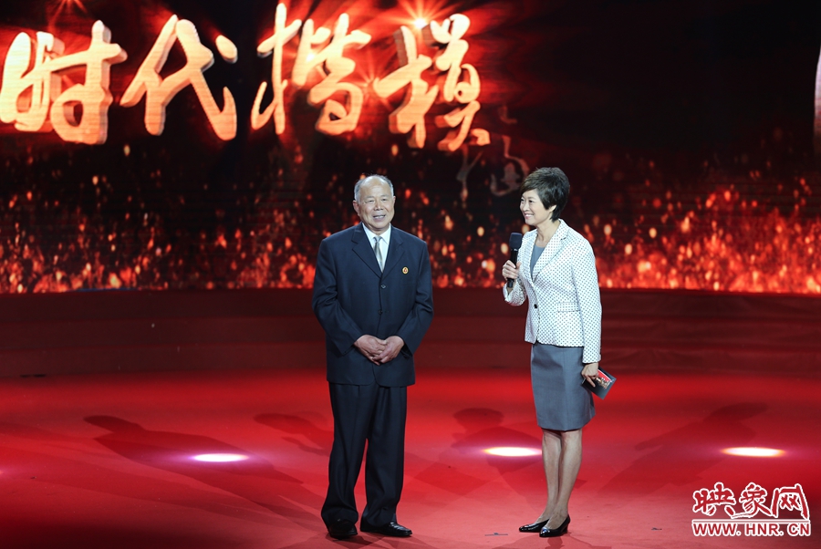 河南鄧州“編外雷鋒團(tuán)”團(tuán)長，在“時(shí)代楷?！卑l(fā)布廳接受敬一丹訪問。