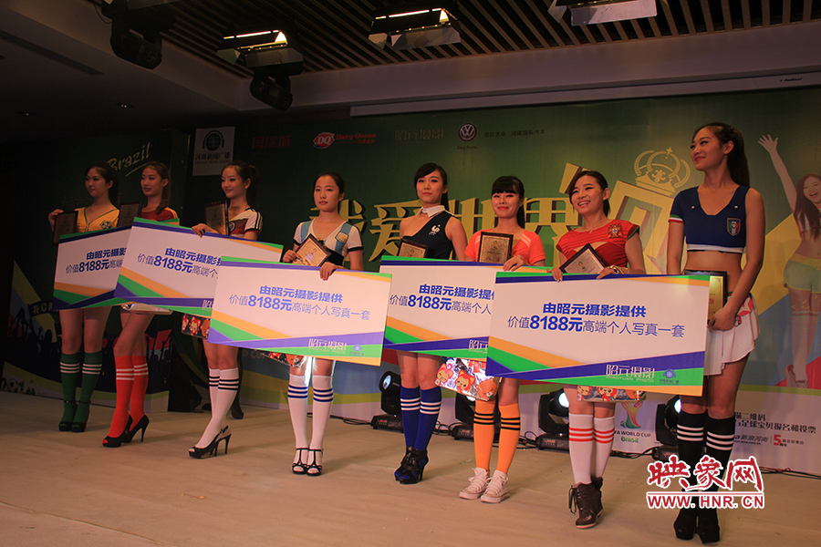 18位足球佳麗通過自我列紹、旗袍走秀、球衣展示三輪比拼，最終8位選手成功勝出。