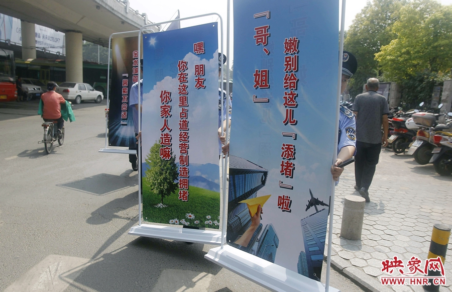 “哥、姐，嫩（你們）別給這兒添堵啦?！? width=