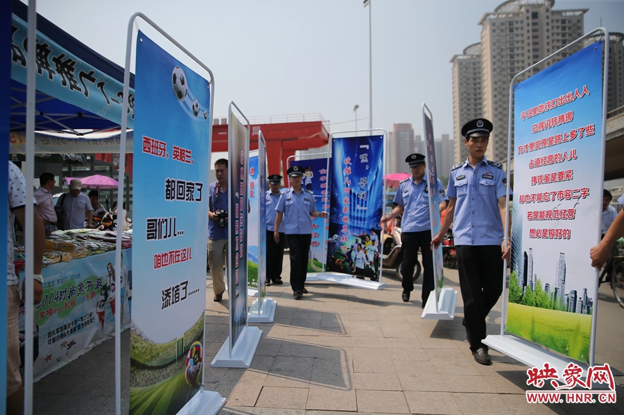 “平日里地鐵口出出入入，總得閃轉(zhuǎn)騰挪......”