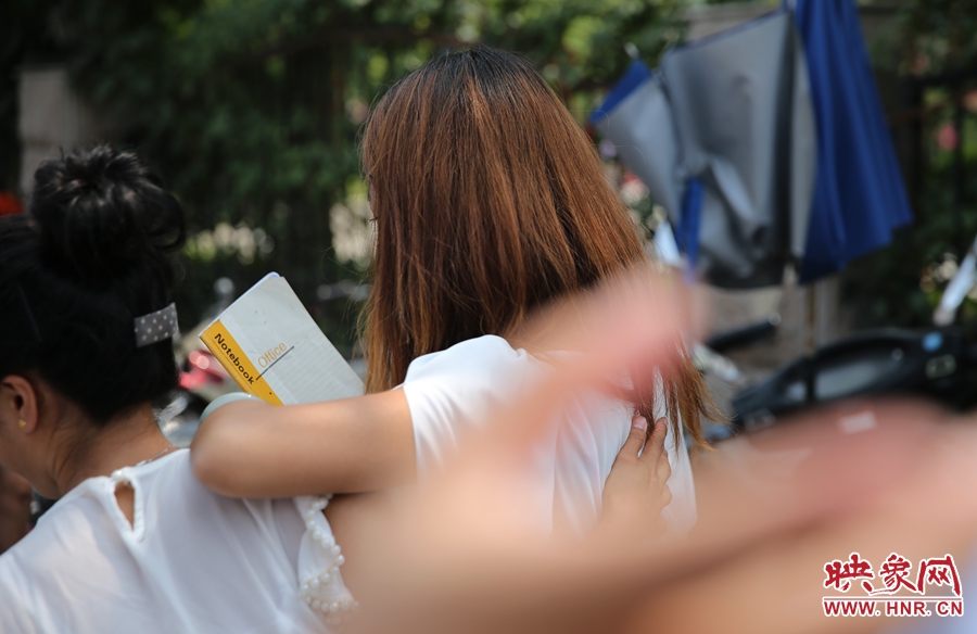 兩名看守攤位的女孩見記者拍照離開現(xiàn)場。