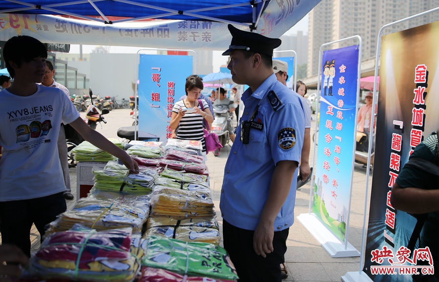 執(zhí)法人員勸導看守攤位的人員搬離，停止非法占道經(jīng)營。