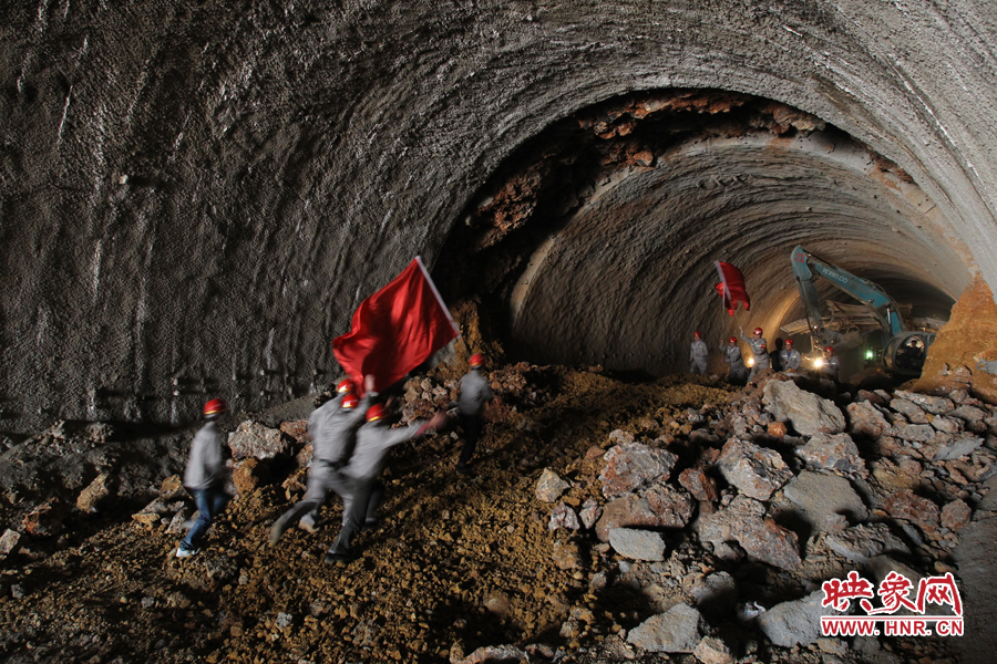 2012年4月22日焦作2段山門(mén)河暗渠左洞貫通 余培松攝