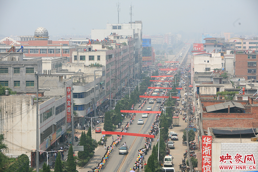 淅川縣滔河鄉(xiāng)凌崗村搬遷車(chē)隊(duì) 余培松攝
