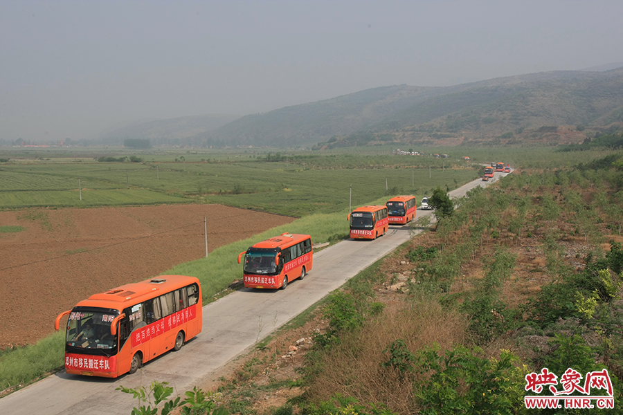 淅川大石橋鄉(xiāng)西嶺村搬遷車(chē)隊(duì) 余培松攝