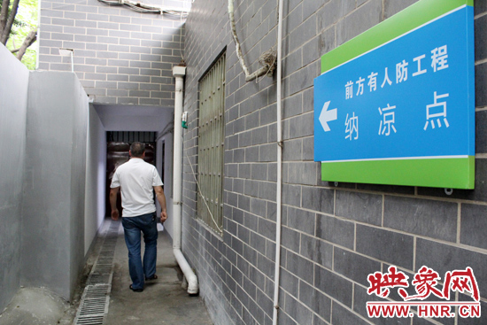 在每一處納涼點(diǎn)均有醒目標(biāo)志，市民可就近前往。