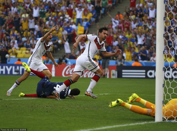 第13分鐘，胡梅爾斯頭球破門