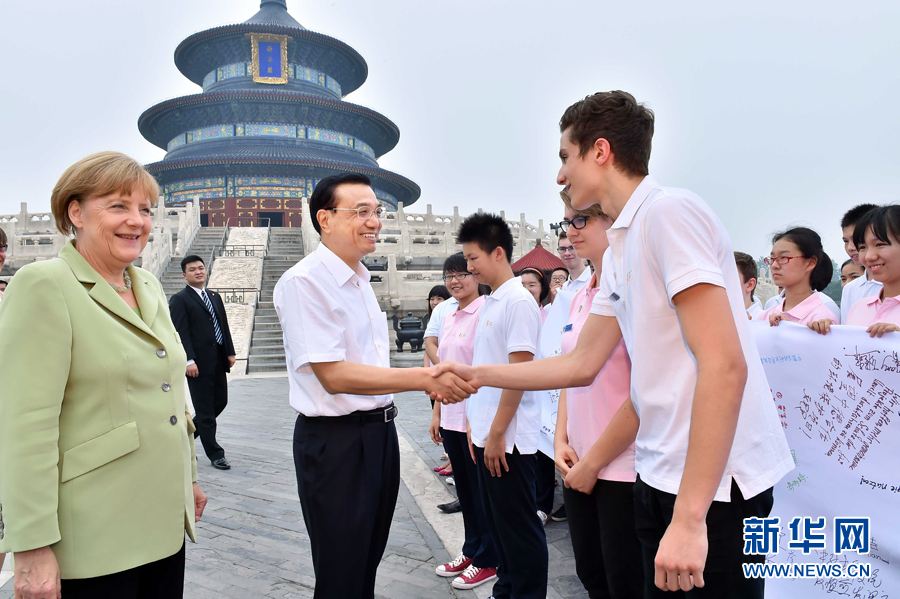 李克強同默克爾與青少年代表親切交流。