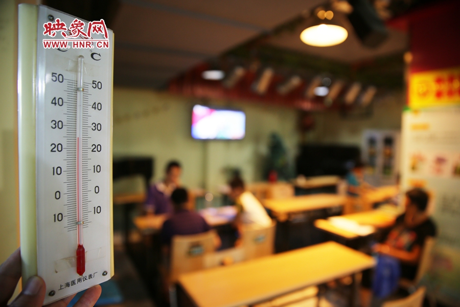 金水區(qū)人防辦（珠江琴行）納涼處，市民在25度的室內(nèi)玩棋牌。