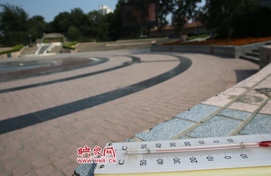 7月8日下午15時(shí)46分，紫荊山公園地表溫度為42度（溫度計(jì)放置地面測(cè)量），比人防納涼處高17度。