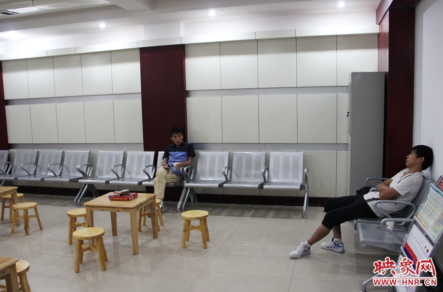 中原區(qū)人防納涼場(chǎng)所（桐柏路與中原路交叉口），市民在22度的室內(nèi)休息，并配有棋牌和飲用水。