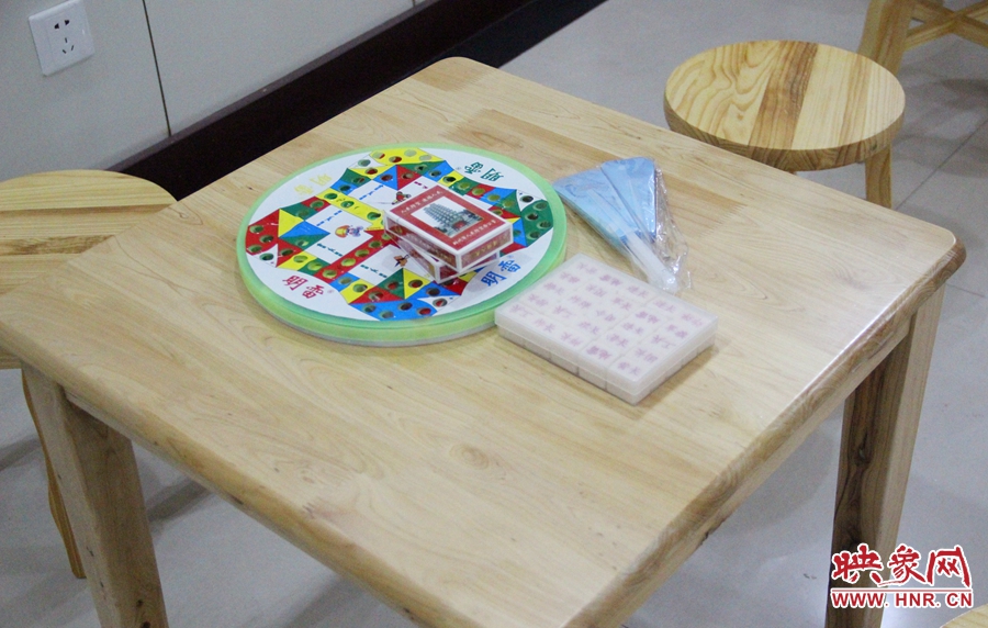 中原區(qū)人防納涼場(chǎng)所（桐柏路與中原路交叉口）內(nèi)配備的棋牌和扇子。