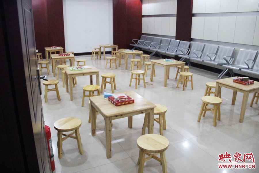 中原區(qū)人防納涼場(chǎng)所（桐柏路與中原路交叉口），內(nèi)部環(huán)境干凈整潔。