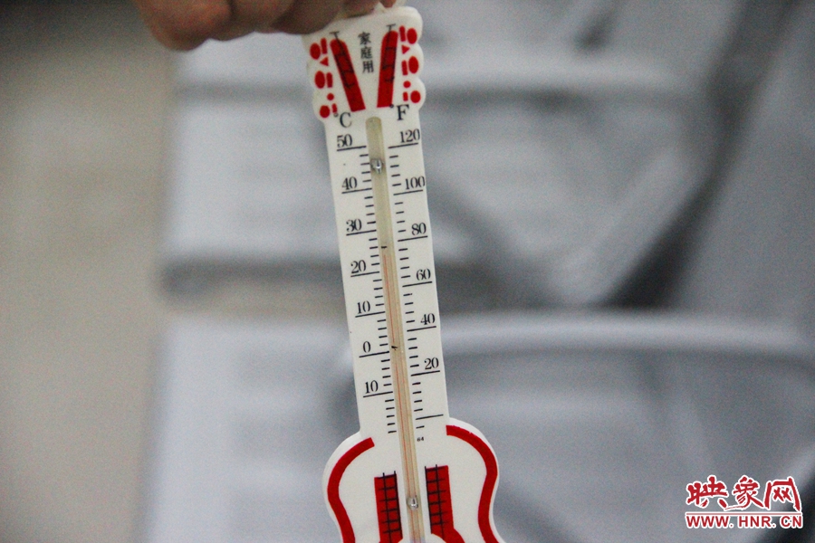 中原區(qū)人防納涼場(chǎng)所（桐柏路與中原路交叉口），室內(nèi)溫度達(dá)24度，相比中原區(qū)室外溫度低14度。